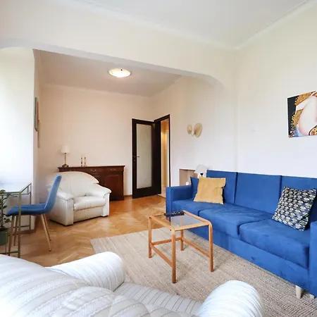 Spacious And Vintage - Modern Sofia